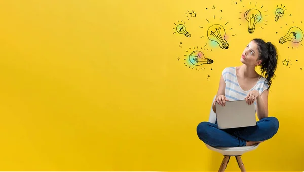 Idee Glühbirnen mit Frau mit Laptop — Stockfoto