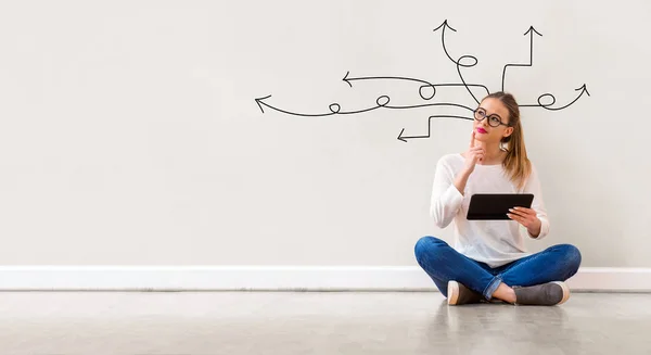 Idee pijlen met vrouw met behulp van een Tablet — Stockfoto