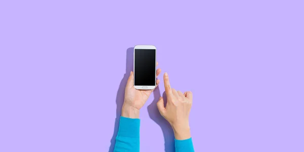 Person som använder en vit smartphone — Stockfoto