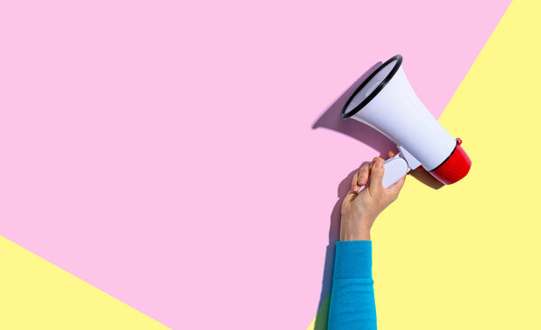 Человек с мегафоном
