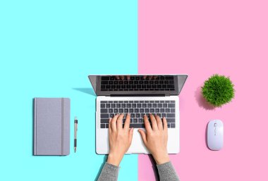 Dizüstü bilgisayar kullanan kişi