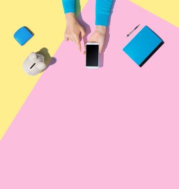 Kumbaralı akıllı telefon kullanan kişi.