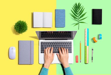 Dizüstü bilgisayar kullanan kişi