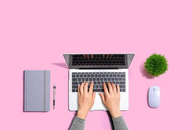 Dizüstü bilgisayar kullanan kişi