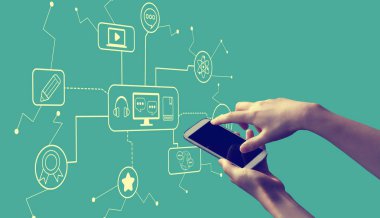 Akıllı telefonu tutan kişiye uyumluluk teması
