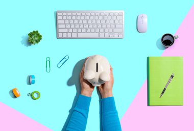 Kumbarası olan biri.