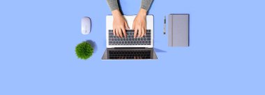 Dizüstü bilgisayar kullanan kişi