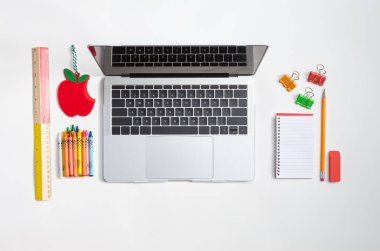 dizüstü bilgisayar ile okul malzemeleri