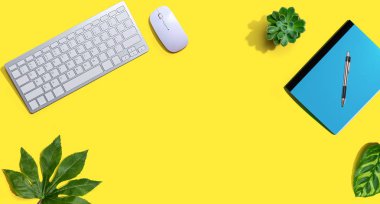 Dizüstü bilgisayar lı bilgisayar klavyesi ve fare