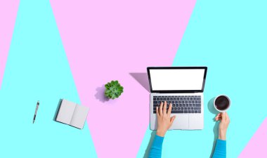 Dizüstü bilgisayar kullanan kişi