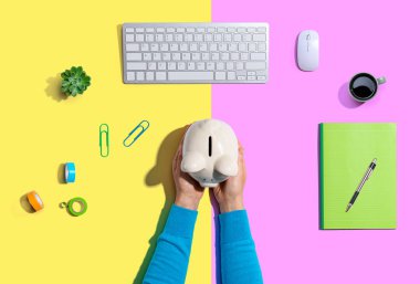 Kumbarası olan biri.