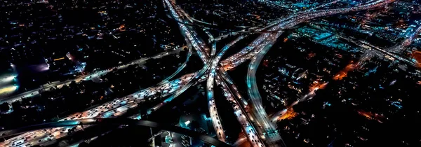 Vista aérea de uma estrada maciça em Los Angeles — Fotografia de Stock