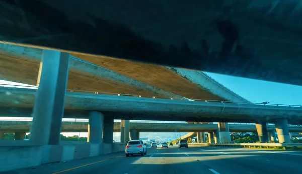 Рух подорожей на автостраді в Сан-Франциско, Каліфорнія — стокове фото