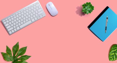 Dizüstü bilgisayar lı bilgisayar klavyesi ve fare