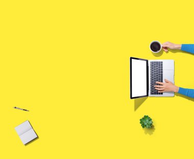 Dizüstü bilgisayar kullanan kişi