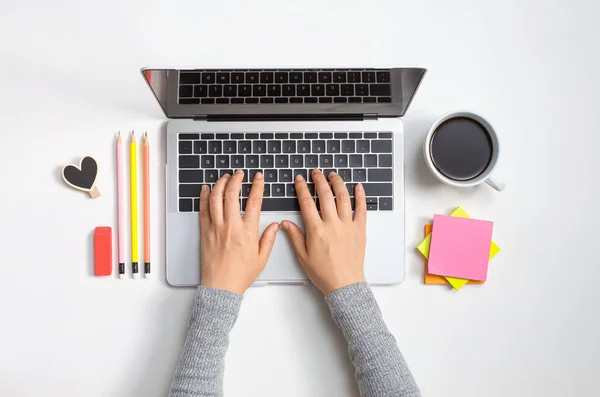 Persoon met een laptop met kantoorbenodigdheden — Stockfoto