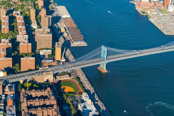 Vista aérea del puente de Manhattan sobre el East River en NY — Foto de Stock