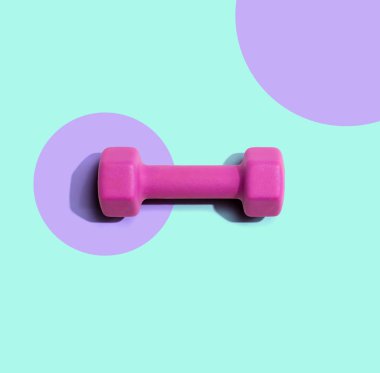 Yukarıdan sert gölge ile Dumbbell