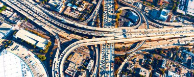 Los Angeles'ta bir otoyolun kavşak havadan görünümü