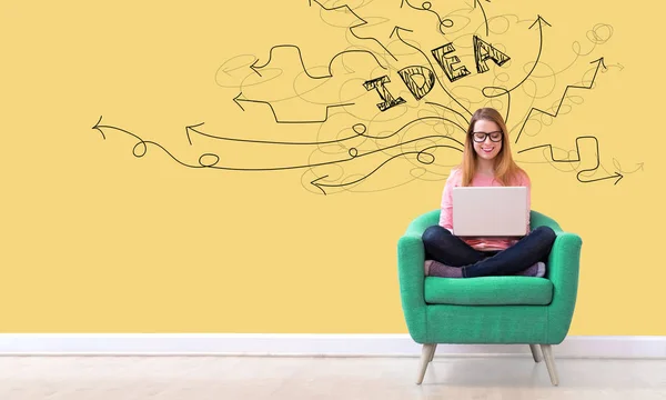 Brainstorming frecce idea con la donna utilizzando un computer portatile — Foto Stock