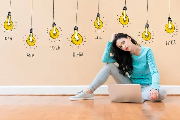 Idee Glühbirnen mit Frau mit Laptop — Stockfoto
