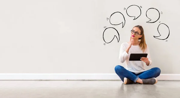 Speech bubblor med kvinna som använder en tablett — Stockfoto