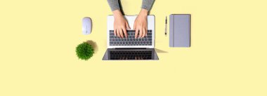 Dizüstü bilgisayar kullanan kişi