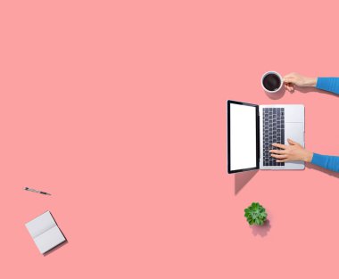 Dizüstü bilgisayar kullanan kişi