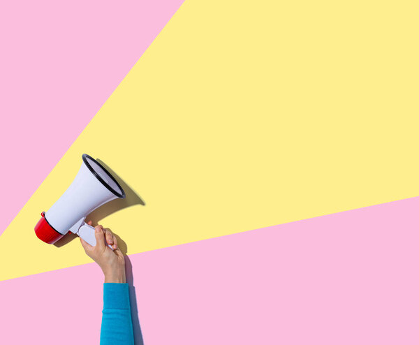 Человек с мегафоном
