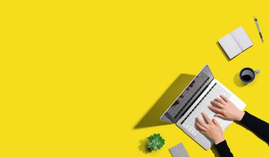 Dizüstü bilgisayar kullanan kişi