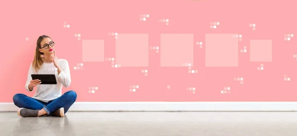 Digitale quadratische Boxen mit Frau per Tablet — Stockfoto