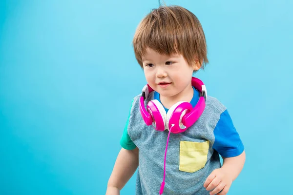 Toddler chłopiec słuchanie muzyki przez słuchawki — Zdjęcie stockowe