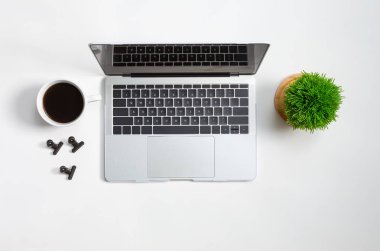 Kahve ve ofis malzemeleri ile dizüstü bilgisayar