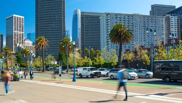 As pessoas caminham ao longo do Embarcadero em San Francsico — Fotografia de Stock