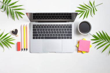Dizüstü bilgisayarla ofis malzemeleri