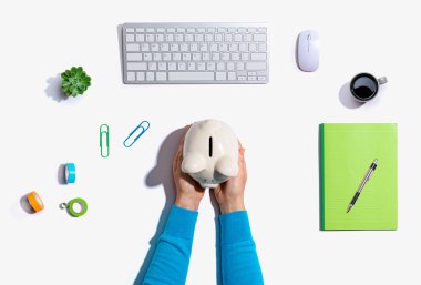 Kumbarası olan biri.