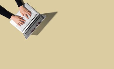 Dizüstü bilgisayar kullanan kişi