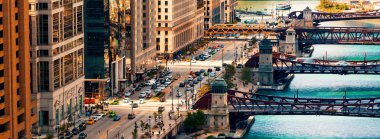 Chicago Nehri tekneleri ve trafik ile