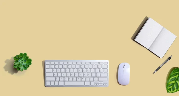 Computer toetsenbord en muis met notebook — Stockfoto