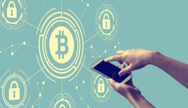 Akıllı telefonu elinde tutan kişiyle Bitcoin güvenlik teması