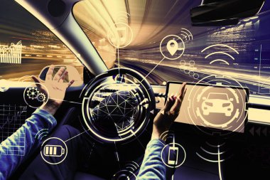 Otomatik pilot modunda bir araba kullanan kişi