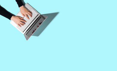 Dizüstü bilgisayar kullanan kişi