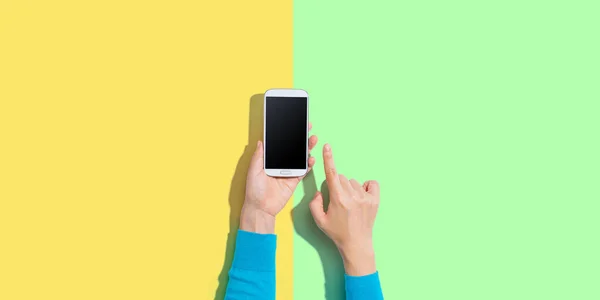 Personne utilisant un smartphone blanc — Photo