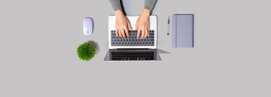 Dizüstü bilgisayar kullanan kişi