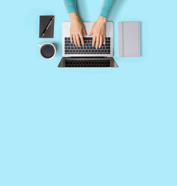 Dizüstü bilgisayar kullanan kişi