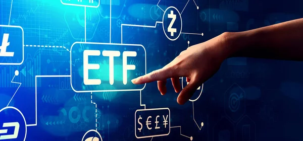 버튼을 누르는 손으로 암호 화폐 ETF 테마 — 스톡 사진