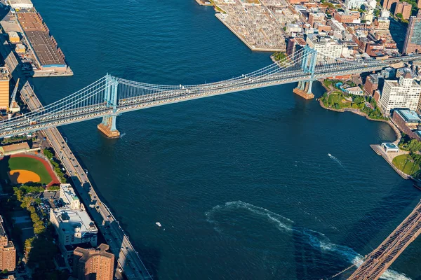 Vista aérea de NY con vistas a los puentes de Brooklyn y Manhattan — Foto de Stock