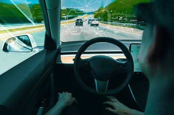 Person in einem selbstfahrenden autonomen Auto — Stockfoto