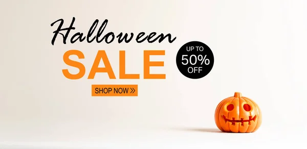 Halloween-Verkauf mit einem kleinen Kürbis — Stockfoto