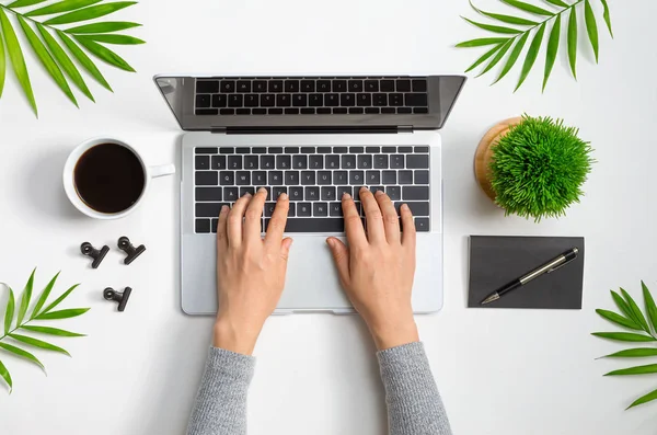 Persona usando una computadora portátil con café — Foto de Stock